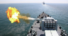 Dal ponte di una nave russa parte un missile con una fiammata
