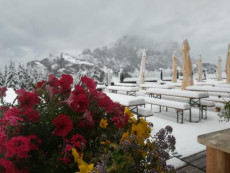 La neve caduta nella zona di Ristoro Belvedere Cima Fertazza, sopra Pescul in Val Zoldana (Belluno), 26 agosto 2018.