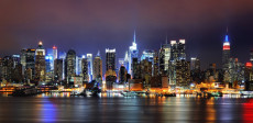 Una prosaica di Manhattan di notte
