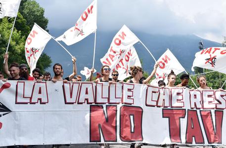 Una marcia dei No-Tav in Valle di Susa con striscioni. Governo