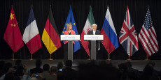 Federica Mogherini e il ministro degli Esteri iraniano Mohammad Javad Zarif nella conferenza stampa dell'annuncio dell'accordo
