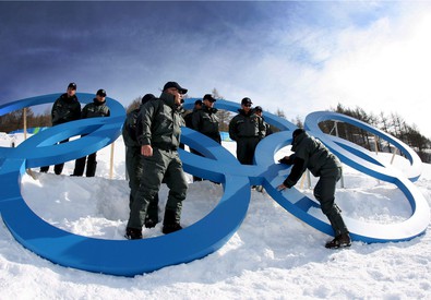 Si preparano i cerchi delle Olimpiadi della neve.