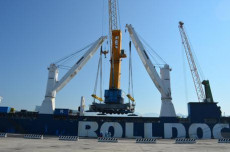 Le nuove gru del porto di Marina di Carrara