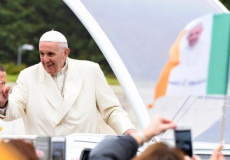 Papa Francesco benedice i fedeli durante la sua visita in Irlanda.
