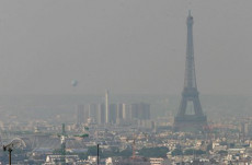 Parigi avvolta nello smog.
