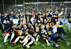 Gruppo dei giocatori del Parma in festa.