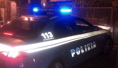 Auto pattuglia della Polizia con le luci accese