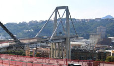 Una veduta di ponte Morandi dall'autostrada A7 prima del casello di Genova Ovest.