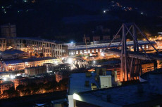 Vista notturna del Ponte Morandi.