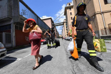 Residenti nelle case danneggiate dal crollo del Ponte Morandi recuperano le proprie masserizie.