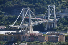 Vista del ponte Morandi il giorno dopo il crollo.