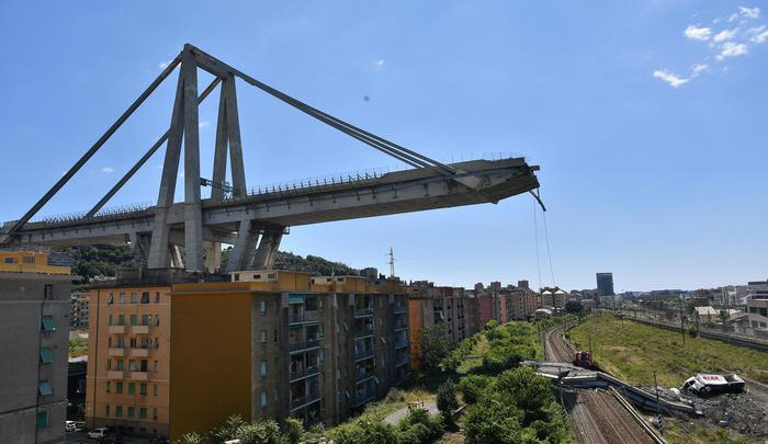 Un particolare del Ponte Morandi sospeso nel vuoto.