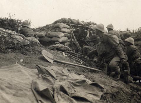 Foto d'epoca: soldati italiani in trincea sul fronte del Piave durante la Prima Guerra Mondiale