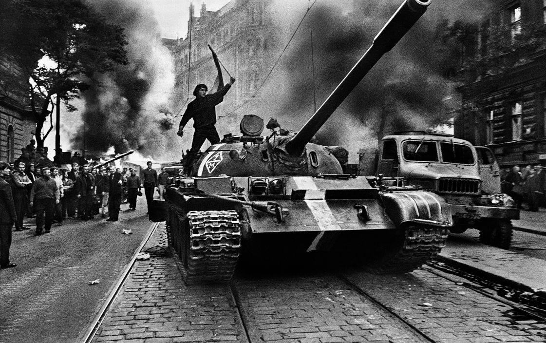 Un cecoslovacco sul carro armato russo: la foto simbolo della "Primavera"