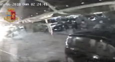Un frame del video della Polizia con la ripresa della folle corsa verso la discoteca.