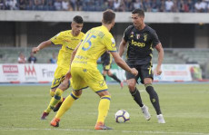 Cristiano Ronaldo cerca di dribblare due avversari nella partita contro il Chievo.