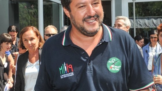 Matteo Salvini con la maglietta degli Alpini.