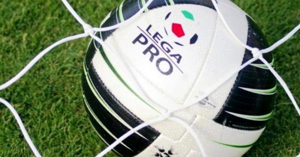 Pallone da calcio in rete con la scritta "Lega Pro"