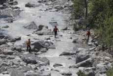 Uomini del Soccorso Alpino alla ricerca di superstiti nel torrente Raganello.