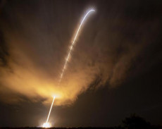 Nella foto della NASA la scia luminosa del vettore che trasporta la sonda Parker al lancio.