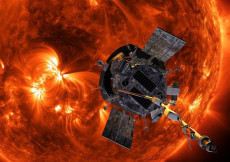 Un satellite sembra sprofondare nelle fiamme del Sole.