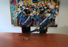 Carabinieri mostrano il fucile a piombini.