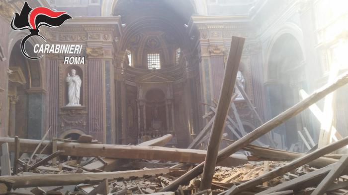 In un'immagine diffusa dai Carabinieri, il crollo di una volta della chiesa di San Giuseppe dei Falegnami, al foro romano