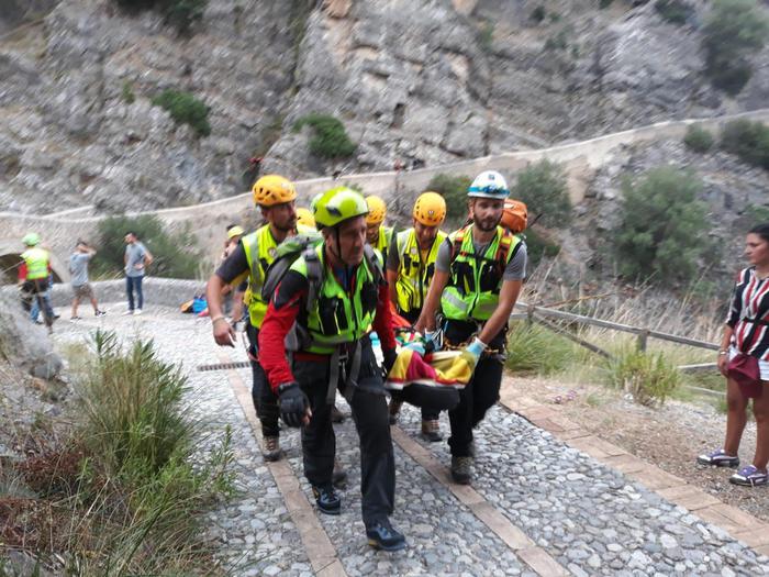 Recupero di un escursionista che si trovava nelle Gole del Raganello dove la piena del torrente: soccorritori lo portano in barella