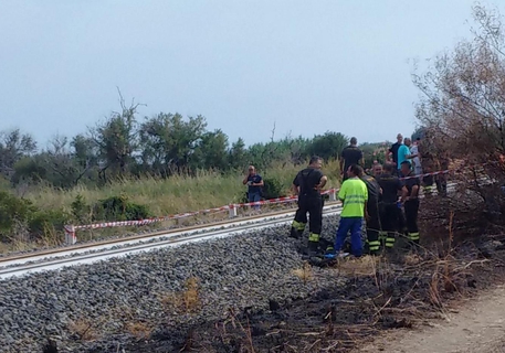 Il luogo dove due bambini sono morti dopo essere stati investiti da un treno regionale Catanzaro-Reggio Calabria. Alcune persone sul posto.