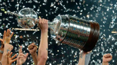 Il trofeo della Coppa Libertadores alzato da due mani