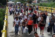 ACNUR y la OIM se suman al llamado a la comunidad internacional para que brinde apoyo y reciban a los miles de venezolanos que han huido de su país debido a condiciones económicas y políticas. Denunciaron también las trabas migratorias y exigencia de pasaportes que implementaron Perú y Ecuador