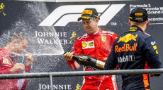 Sebastian Vettel festeggia la vittoria al Gp del Belgio in Spa-Francorchamps 2019, con la bottiglia di champagne.