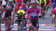 Elia Viviani taglia il traguardo della terza tappa della Vuelta.