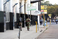 Soldati dell'esercito di Zimbabwe pattugliano le strade di Harare.