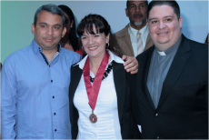 El Alcalde de Maracay, Pedro Bastidas, la administradora del colegio y tesorera de la Dante Alighieri Venezuela, licenciada Carolina López, y Padre Diaz Dagger