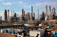 Por bajos inventarios de uno de sus principales componentes, la refinería más grande de Venezuela detuvo su producción. La planta de coquificación también quedó fuera de servicio el lunes, tras reiniciar operaciones el martes de la semana pasada después de estar seis meses paralizada.