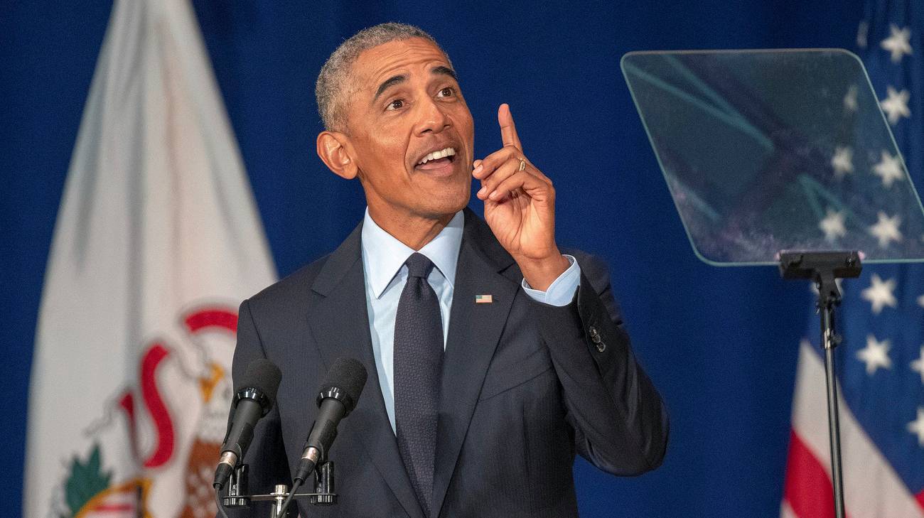 Barack Obama all'Università dell'Illinois durante il suo intervento. Nella foto con il dito alzato