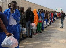 Immigrati in fila appena sbarcati in Italia. Poveri