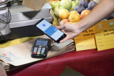 Pagando in un supermercato con uno smartphone e Google Pay