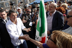 Matteo Renzi stringe le mani dei partecipanti alla kermesse.