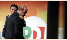 Matteo Renzi con una mano sulla spalla di Nicola Zingaretti