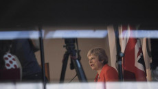 Theresa May durante il vertice di Strasburgo..