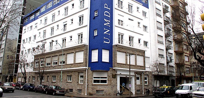 La facciata dell'edificio sede della Università Nazionale di Mar del Plata