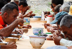 Indigenti serviti nella mensa comune.