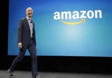 Bezos sorride dopo il nuovo record di Amazon.