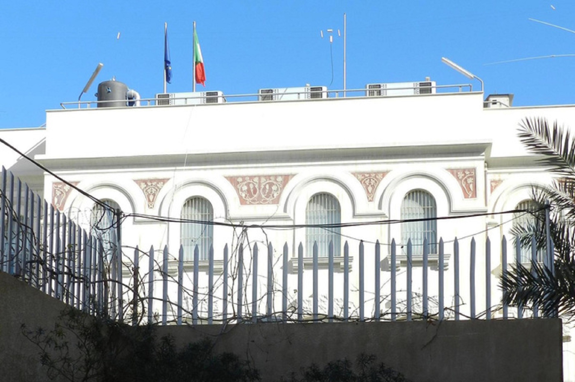 Una veduta esterna dell'ambasciata italiana a Tripoli ripresa il 18 marzo 2011.