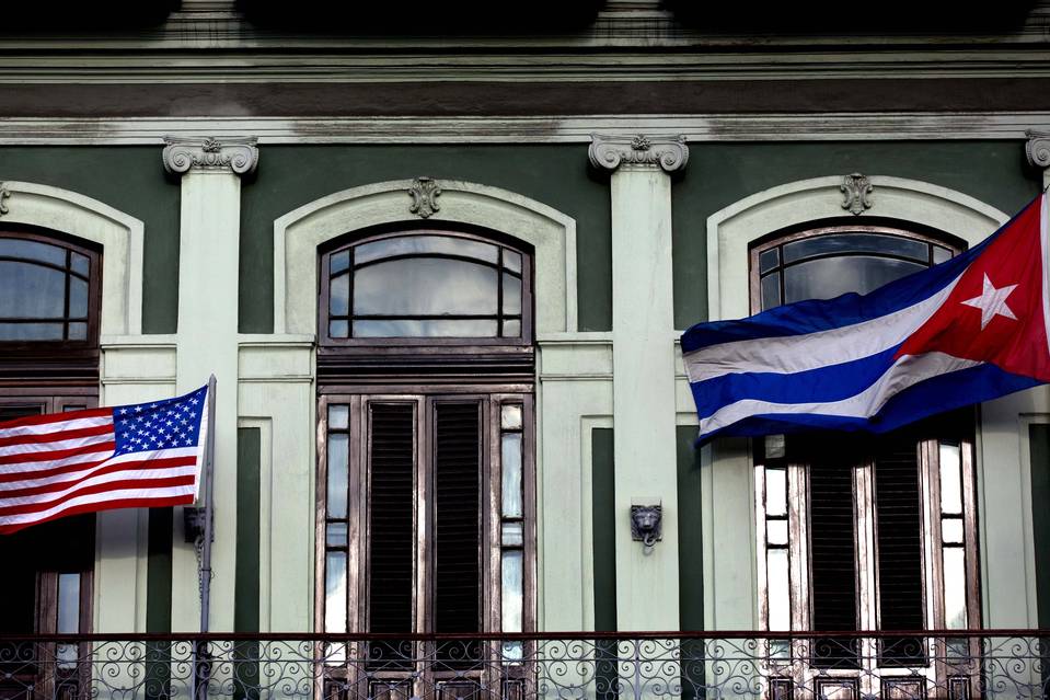 Il balcone della sede dell'Ambasciata americana a Cuba con le due bandiere.