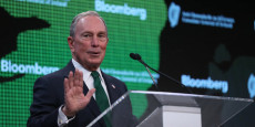Bloomberg parla dal podio di una conferenza.