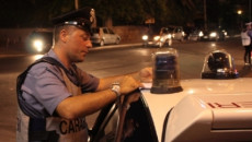 Un carabiniere durante un posto di blocco. Rapine