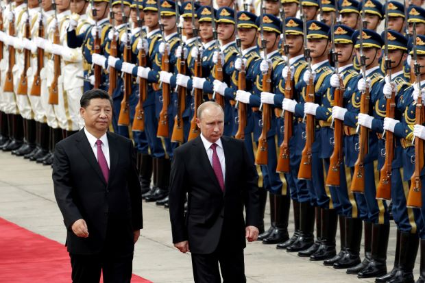 Xi e Putin passano in rassegna le truppe schierate: scene da Guerra Fredda.